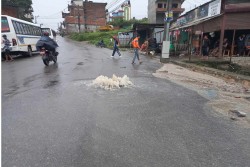 गोकर्ण–सुन्दरीजल सडकको कालोपत्र एक महिना पनि टिकेन